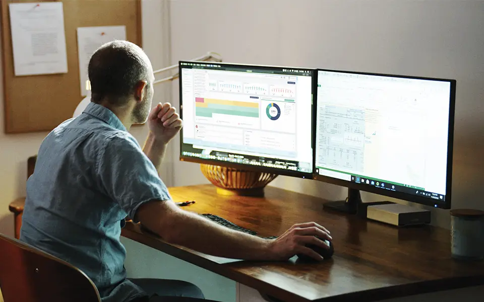 Office Professional using Ergotron RhythmConnect Software